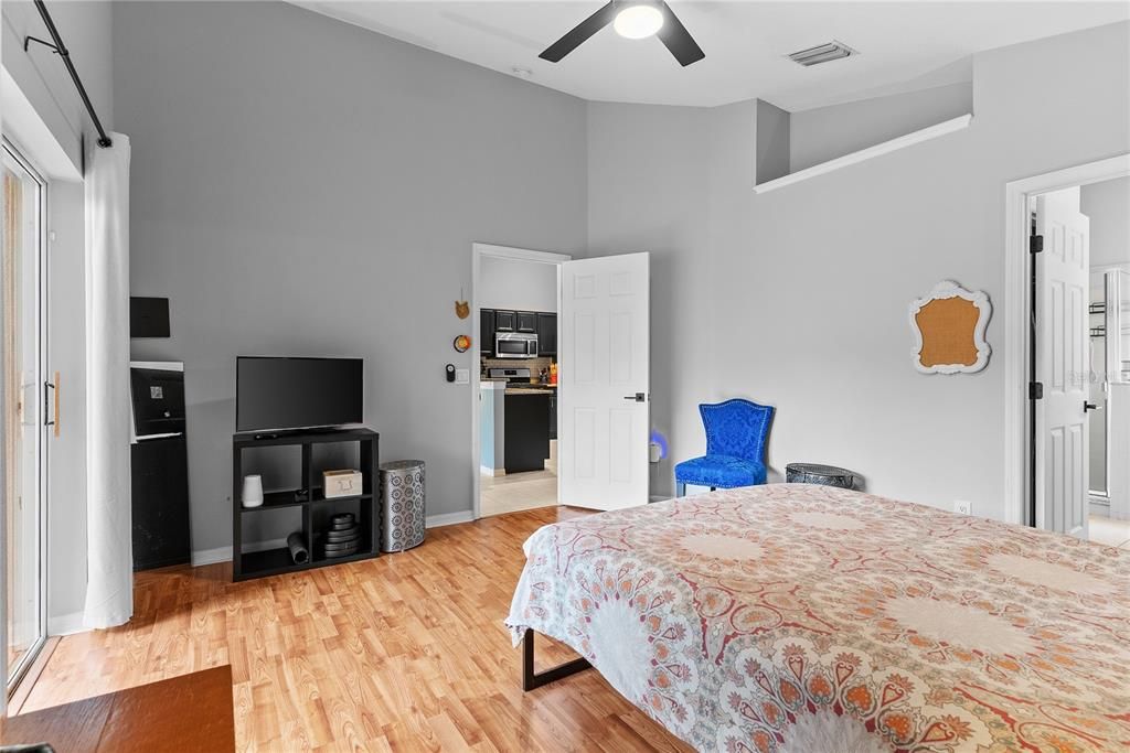 Activo con contrato: $425,000 (3 camas, 2 baños, 1642 Pies cuadrados)