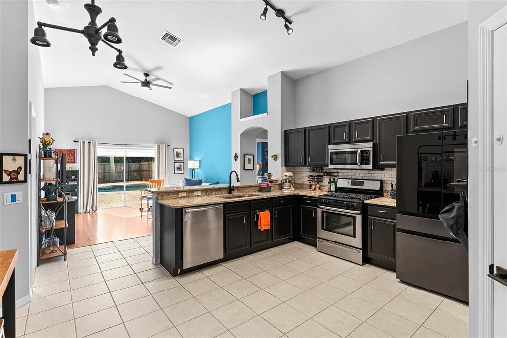 Activo con contrato: $425,000 (3 camas, 2 baños, 1642 Pies cuadrados)