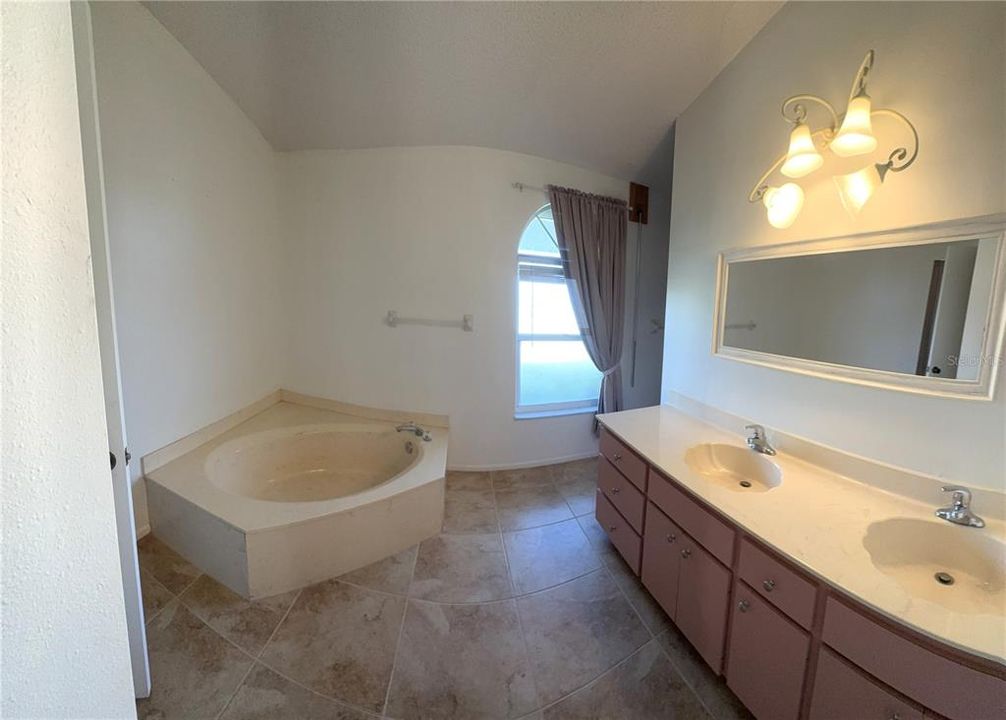 For Rent: $2,250 (3 beds, 2 baths, 1934 Square Feet)