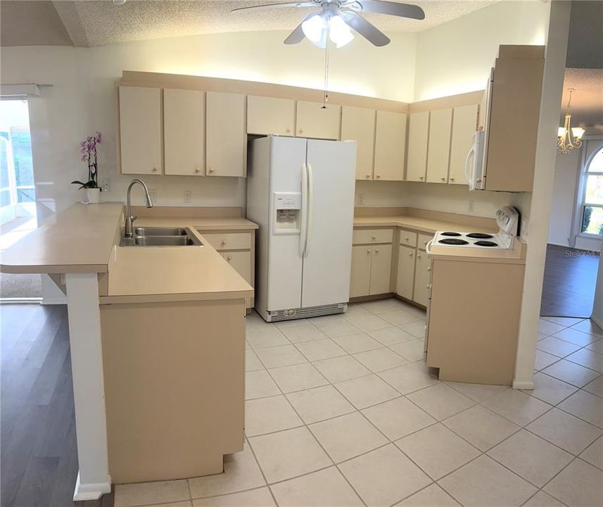 For Rent: $2,250 (3 beds, 2 baths, 1934 Square Feet)