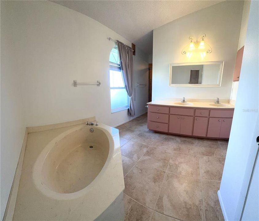 For Rent: $2,250 (3 beds, 2 baths, 1934 Square Feet)