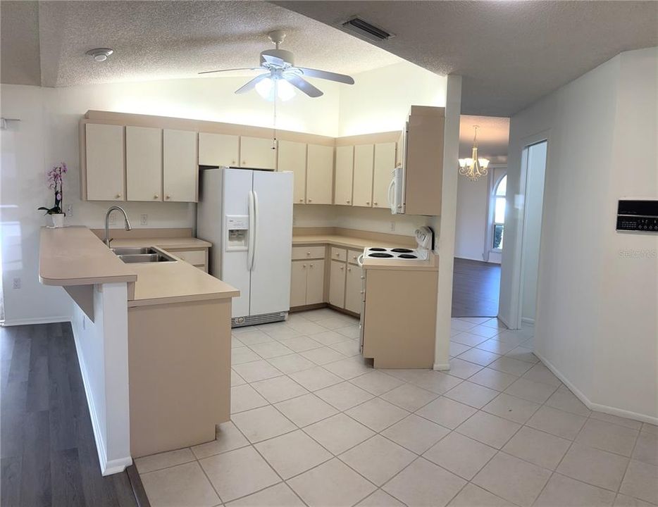 For Rent: $2,250 (3 beds, 2 baths, 1934 Square Feet)