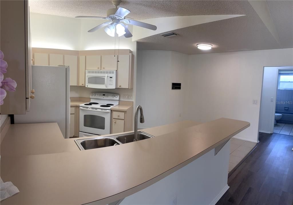 For Rent: $2,250 (3 beds, 2 baths, 1934 Square Feet)