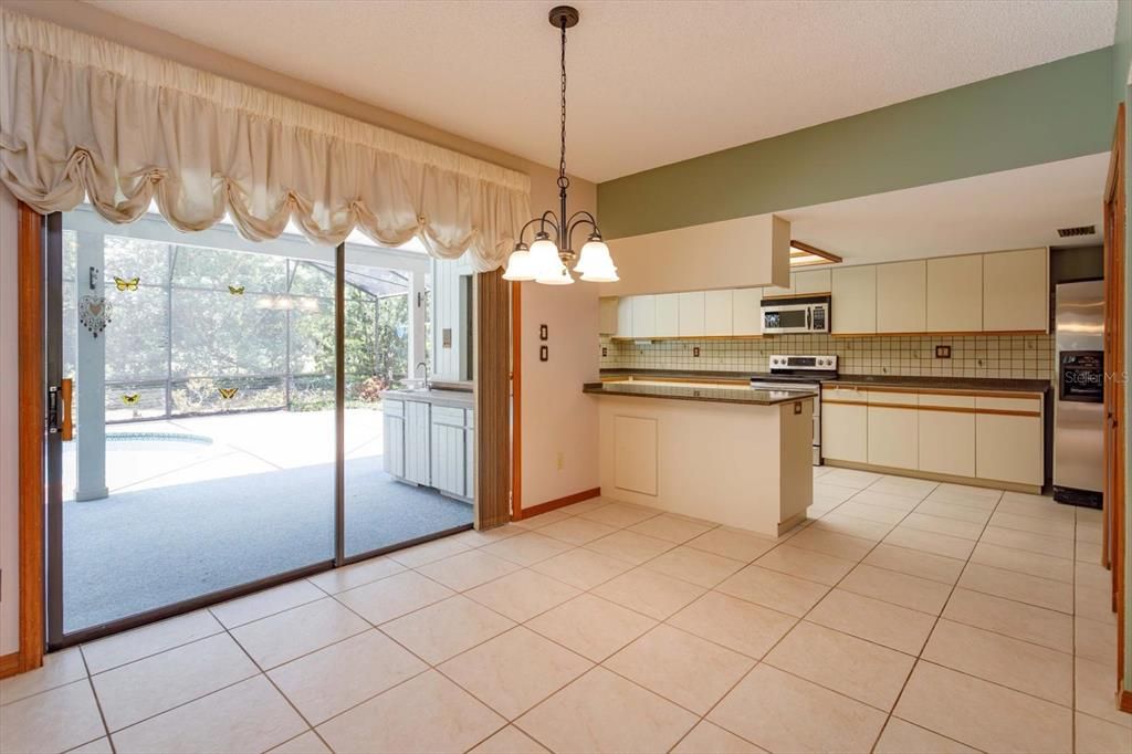 Activo con contrato: $599,000 (4 camas, 2 baños, 2637 Pies cuadrados)