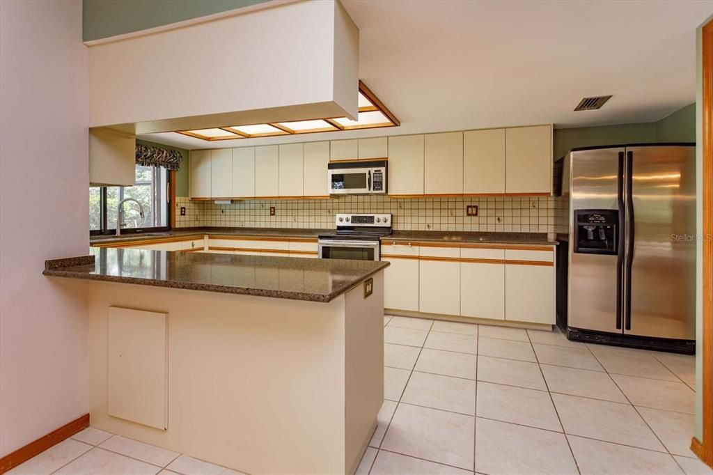 Activo con contrato: $599,000 (4 camas, 2 baños, 2637 Pies cuadrados)