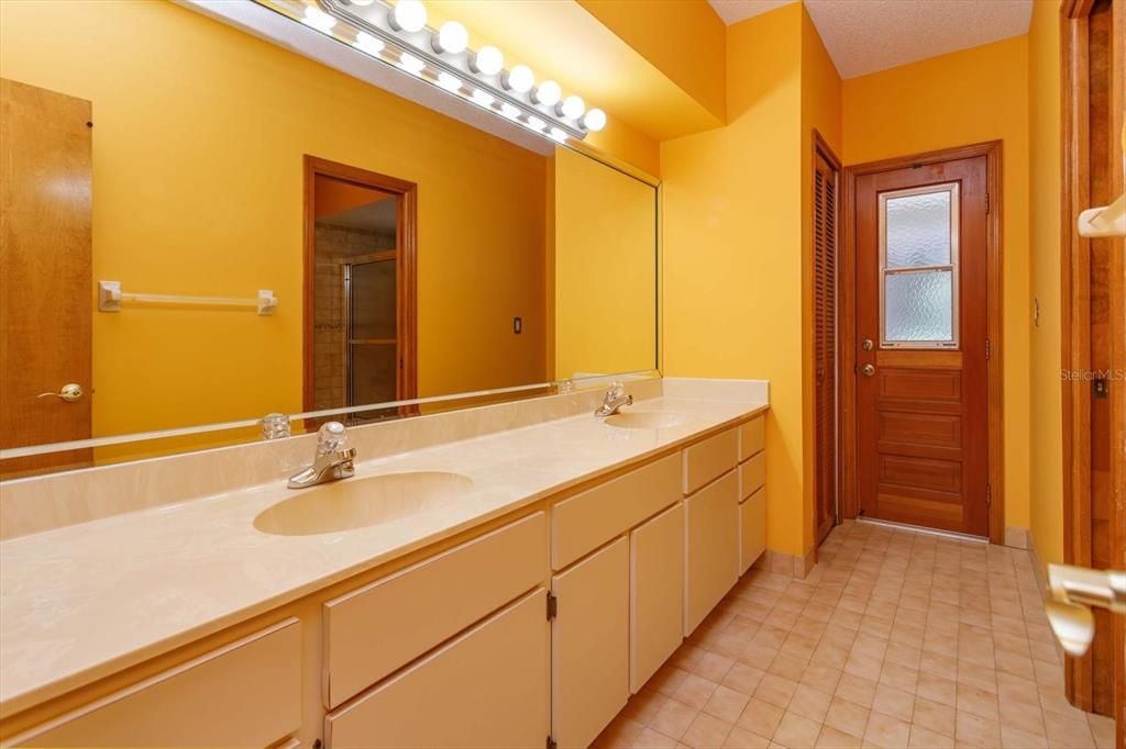 Activo con contrato: $599,000 (4 camas, 2 baños, 2637 Pies cuadrados)