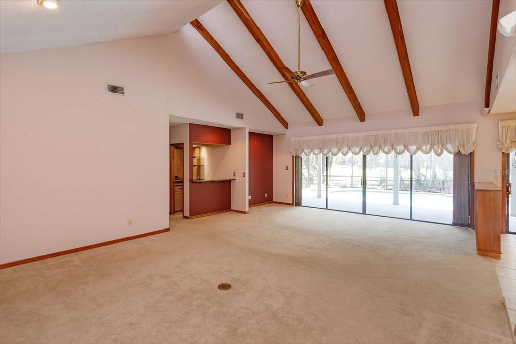 Activo con contrato: $599,000 (4 camas, 2 baños, 2637 Pies cuadrados)