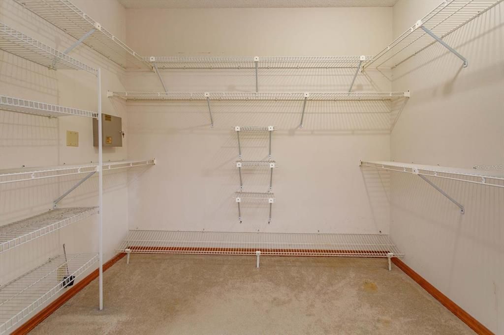 Activo con contrato: $599,000 (4 camas, 2 baños, 2637 Pies cuadrados)