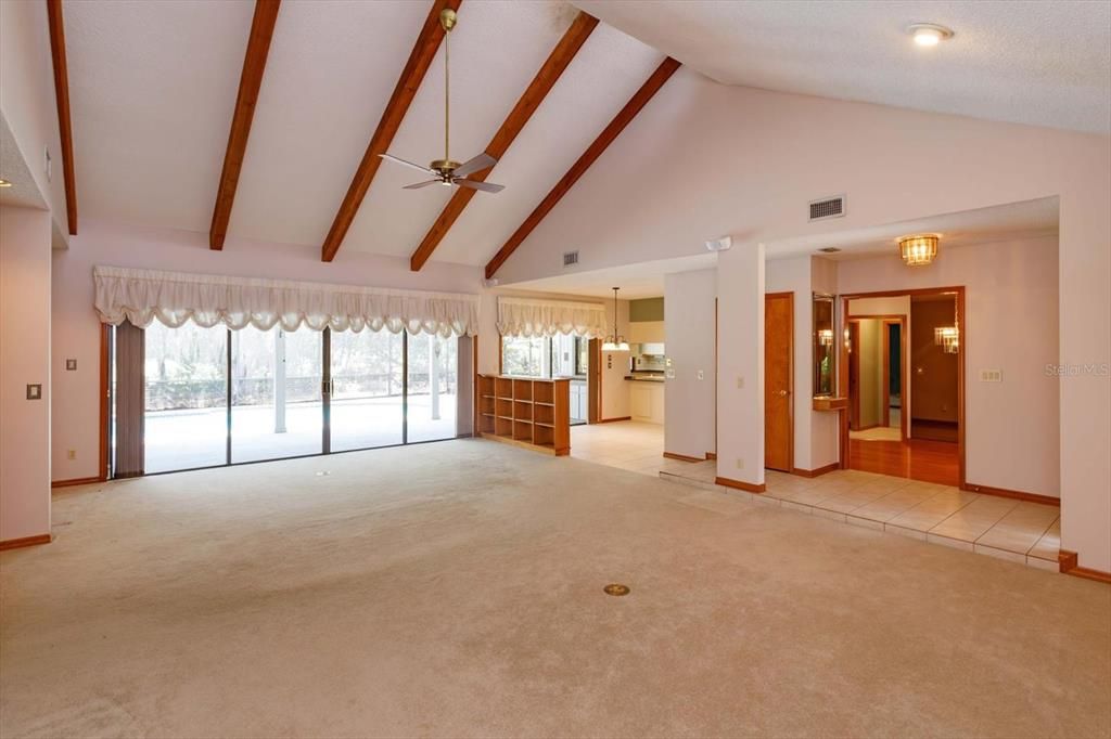 Activo con contrato: $599,000 (4 camas, 2 baños, 2637 Pies cuadrados)