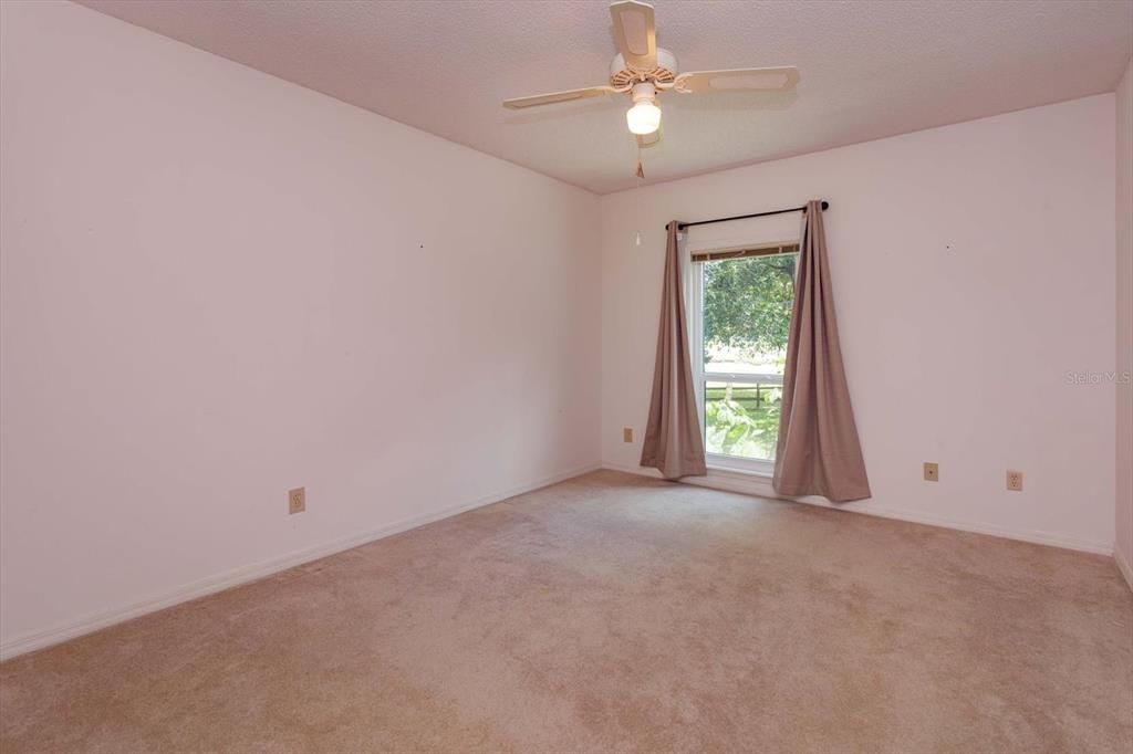 Activo con contrato: $599,000 (4 camas, 2 baños, 2637 Pies cuadrados)
