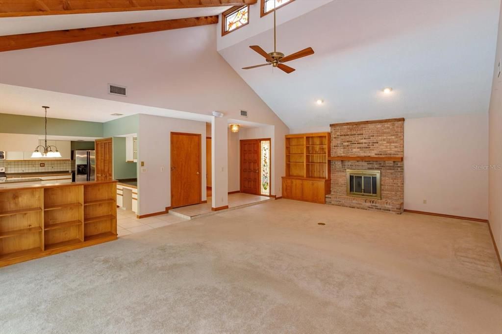 Activo con contrato: $599,000 (4 camas, 2 baños, 2637 Pies cuadrados)