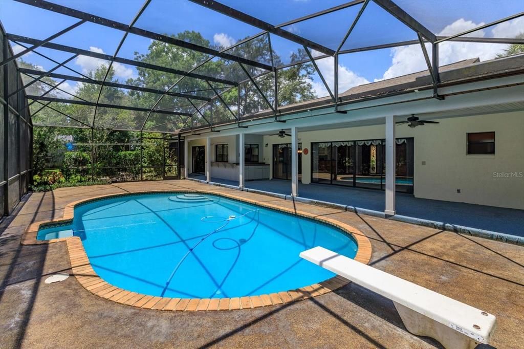 Activo con contrato: $599,000 (4 camas, 2 baños, 2637 Pies cuadrados)
