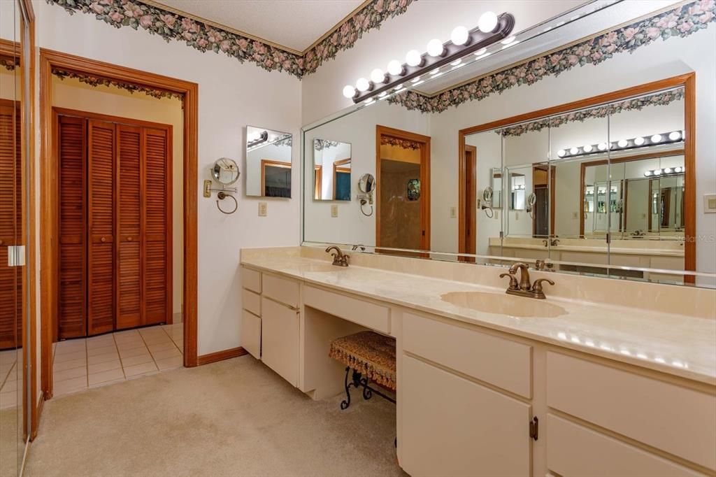 Activo con contrato: $599,000 (4 camas, 2 baños, 2637 Pies cuadrados)