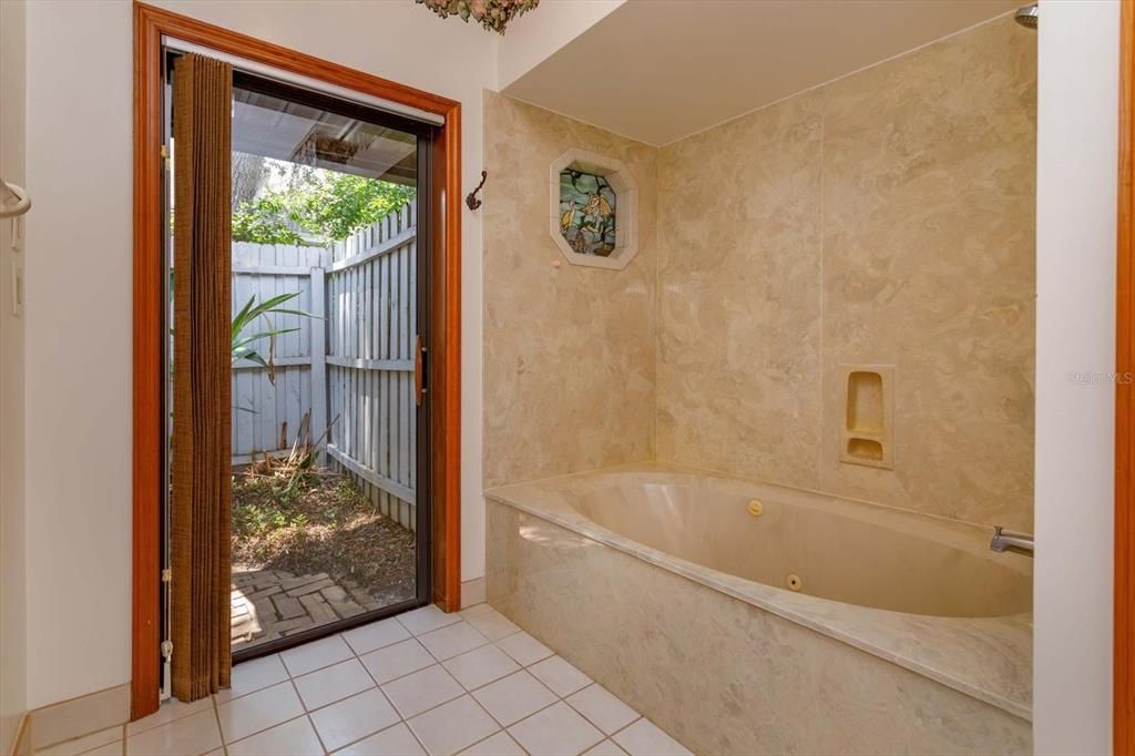 Activo con contrato: $599,000 (4 camas, 2 baños, 2637 Pies cuadrados)