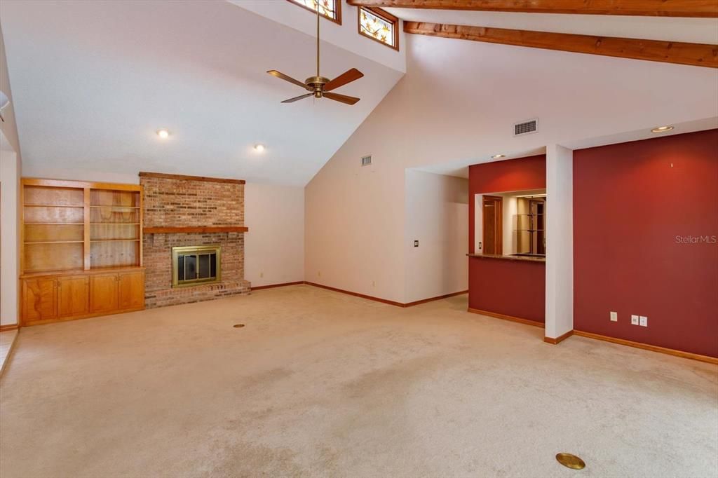 Activo con contrato: $599,000 (4 camas, 2 baños, 2637 Pies cuadrados)