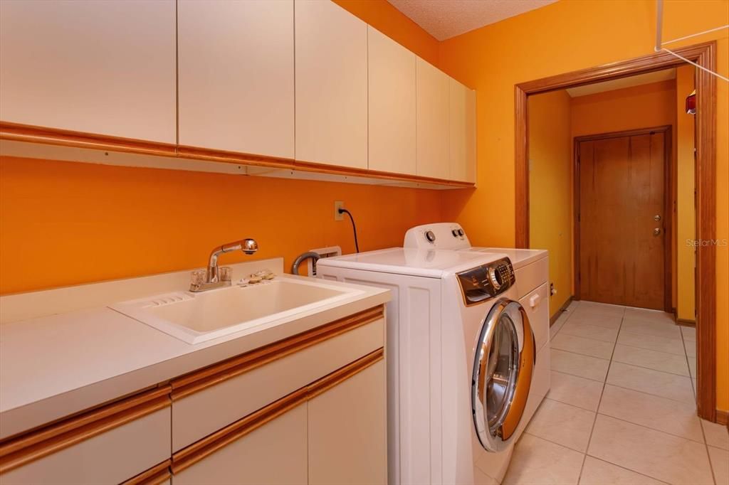 Activo con contrato: $599,000 (4 camas, 2 baños, 2637 Pies cuadrados)