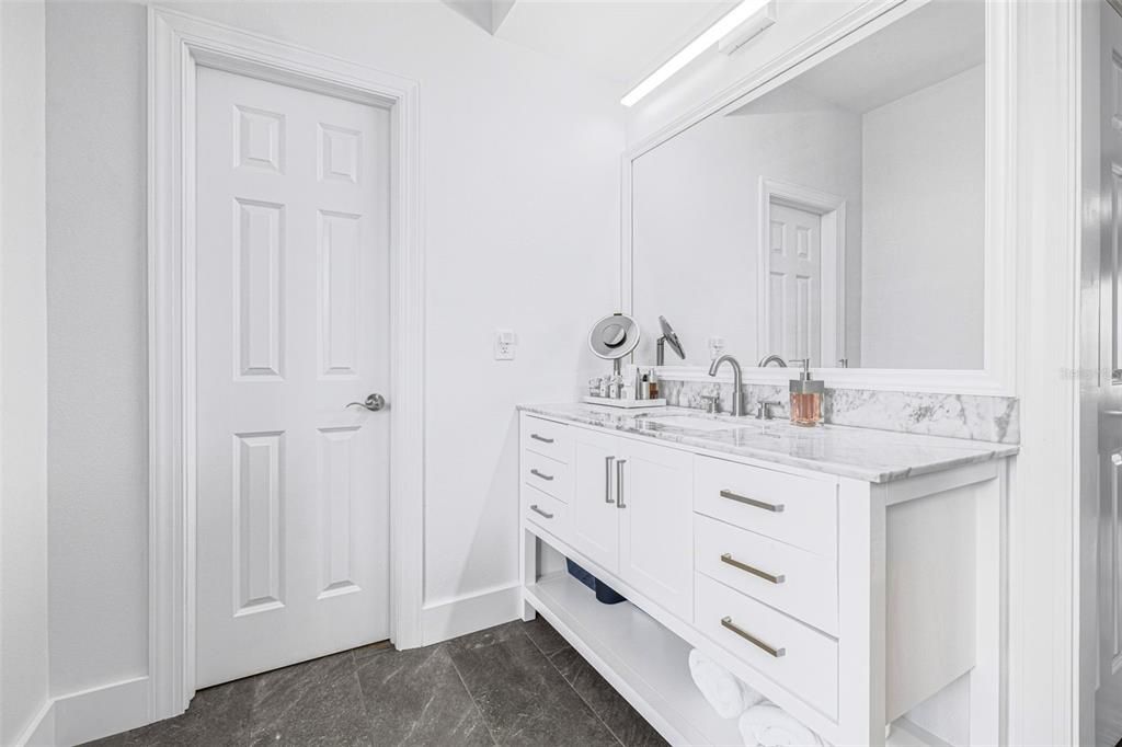En Venta: $1,390,000 (3 camas, 2 baños, 2435 Pies cuadrados)