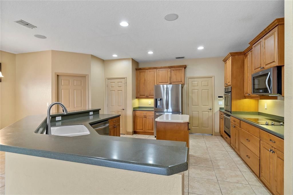 For Sale: $600,000 (4 beds, 3 baths, 3807 Square Feet)