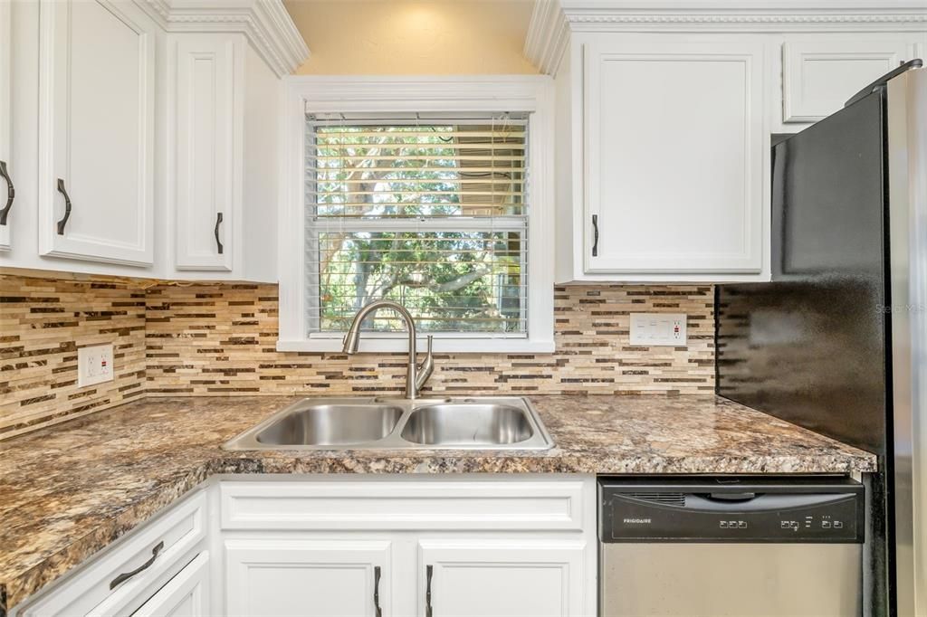 For Sale: $325,000 (2 beds, 1 baths, 1010 Square Feet)