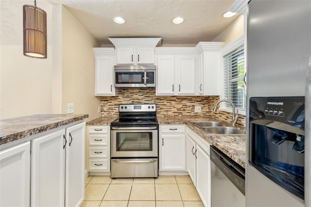 For Sale: $325,000 (2 beds, 1 baths, 1010 Square Feet)