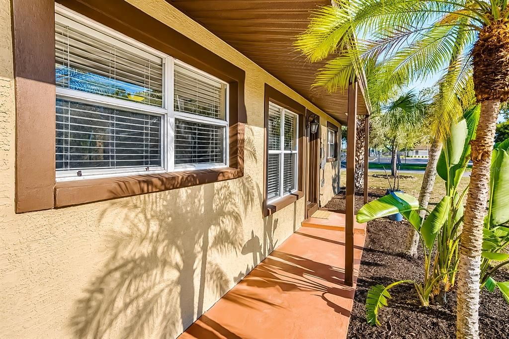 For Sale: $325,000 (2 beds, 1 baths, 1010 Square Feet)