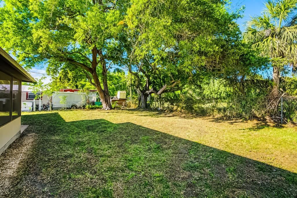 For Sale: $325,000 (2 beds, 1 baths, 1010 Square Feet)