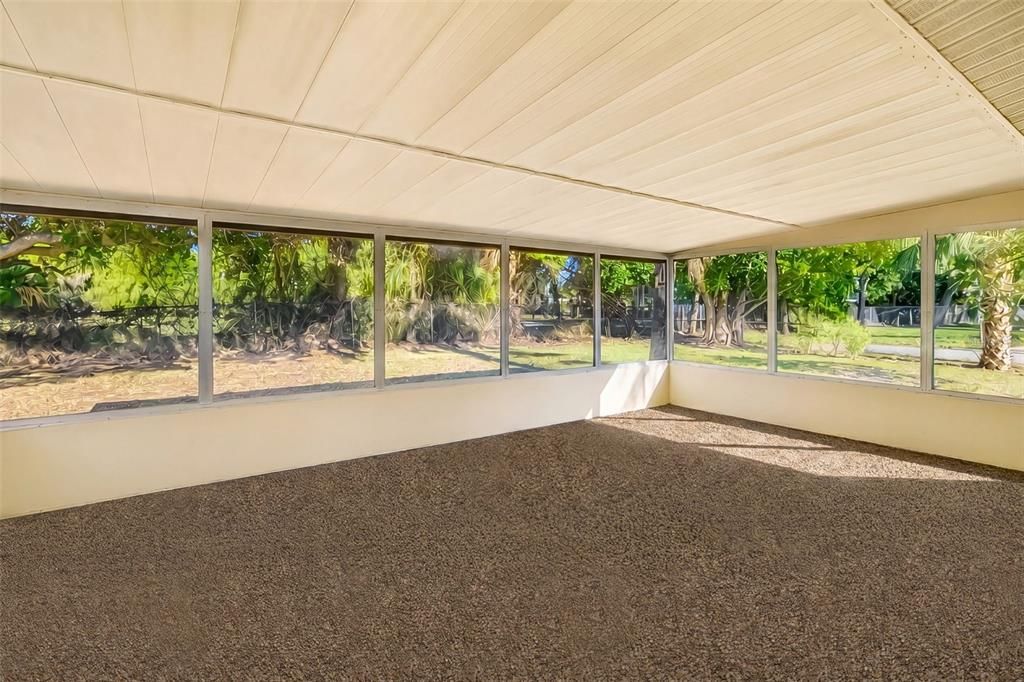 For Sale: $325,000 (2 beds, 1 baths, 1010 Square Feet)