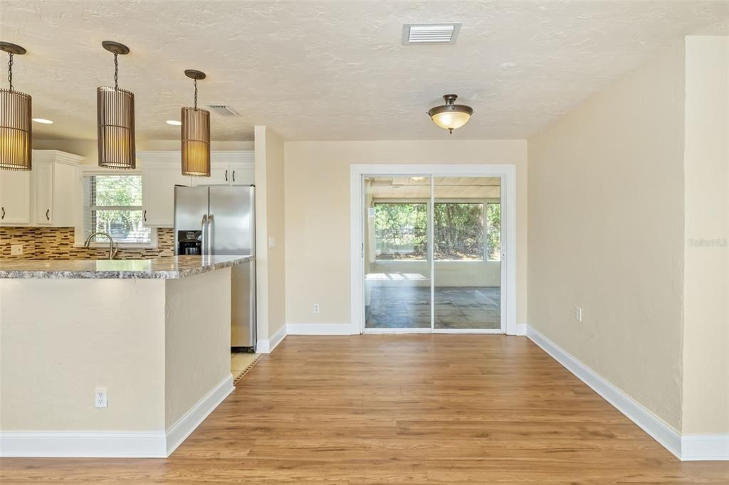 For Sale: $325,000 (2 beds, 1 baths, 1010 Square Feet)