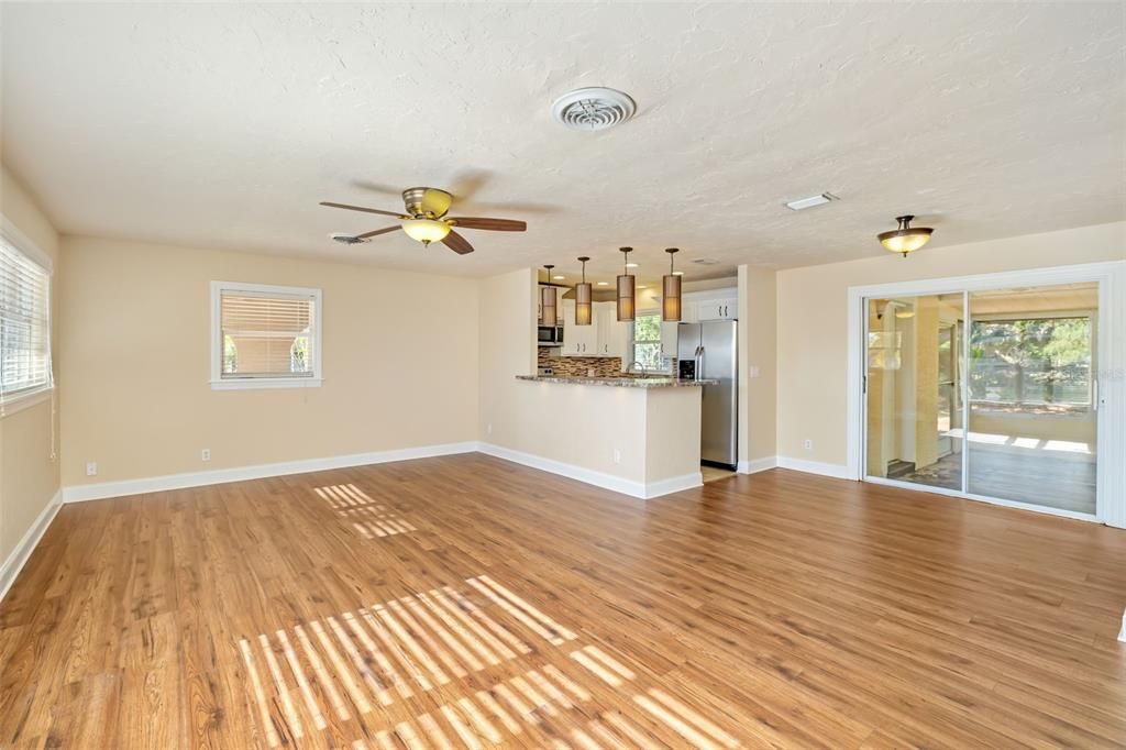 For Sale: $325,000 (2 beds, 1 baths, 1010 Square Feet)