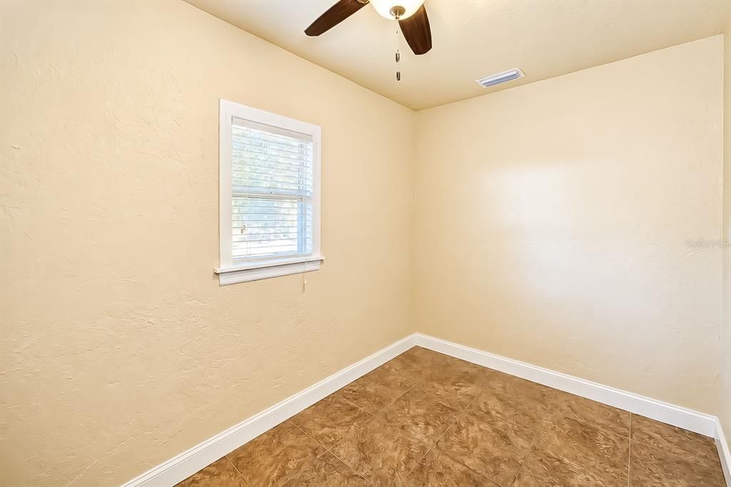 For Sale: $325,000 (2 beds, 1 baths, 1010 Square Feet)