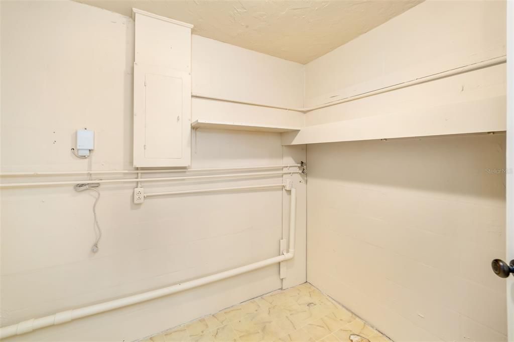 For Sale: $325,000 (2 beds, 1 baths, 1010 Square Feet)