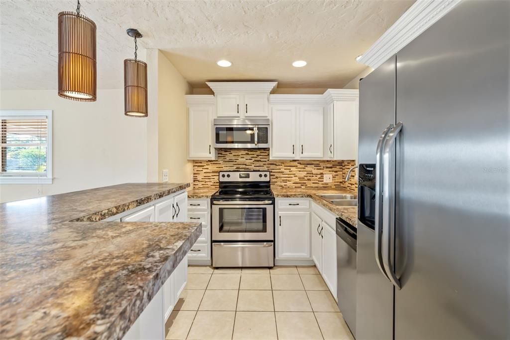 For Sale: $325,000 (2 beds, 1 baths, 1010 Square Feet)