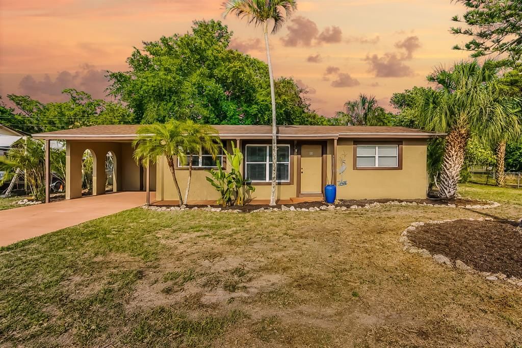 For Sale: $325,000 (2 beds, 1 baths, 1010 Square Feet)