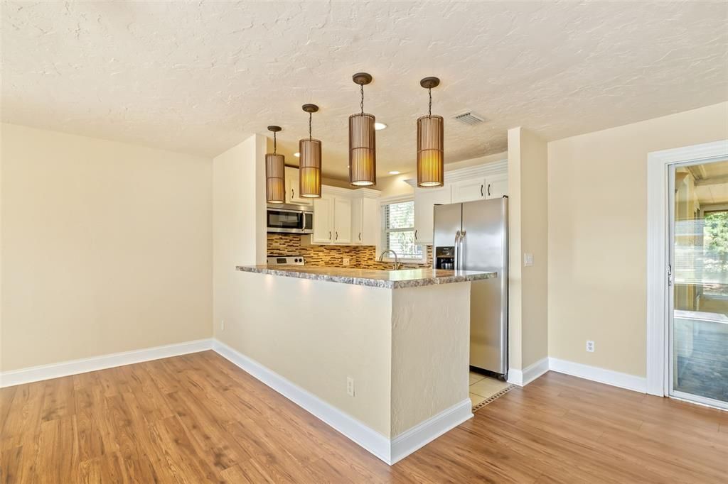 For Sale: $325,000 (2 beds, 1 baths, 1010 Square Feet)