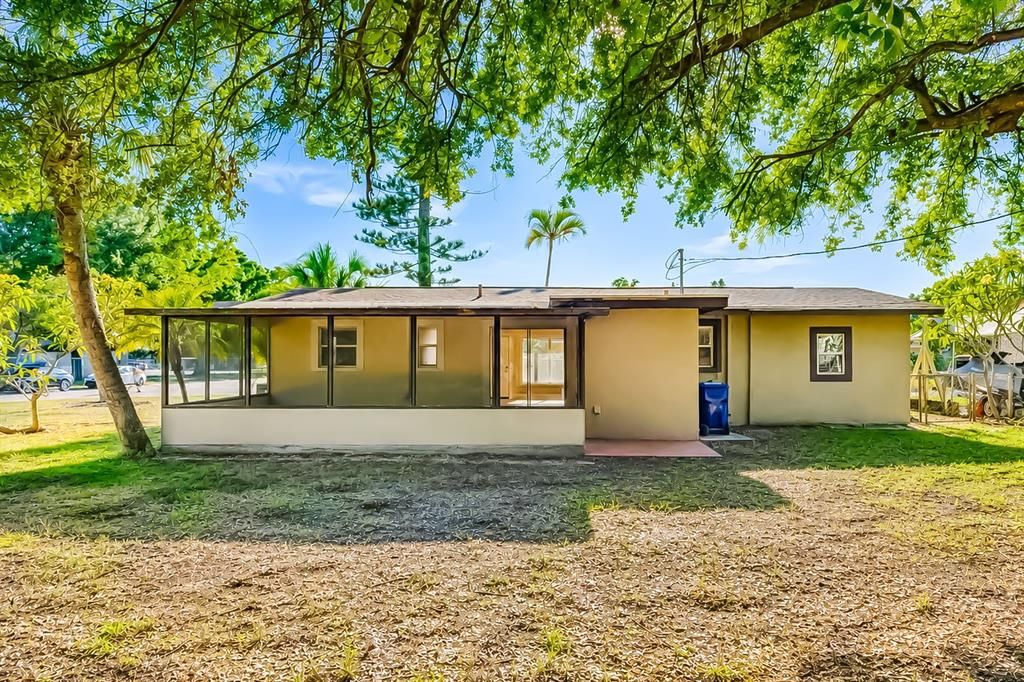For Sale: $325,000 (2 beds, 1 baths, 1010 Square Feet)