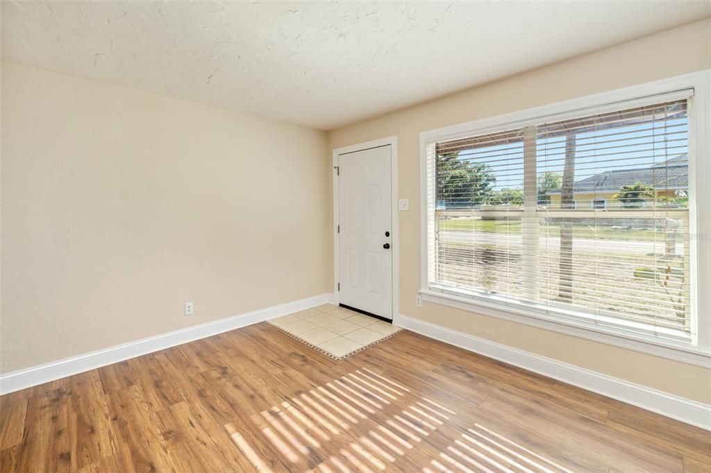 For Sale: $325,000 (2 beds, 1 baths, 1010 Square Feet)