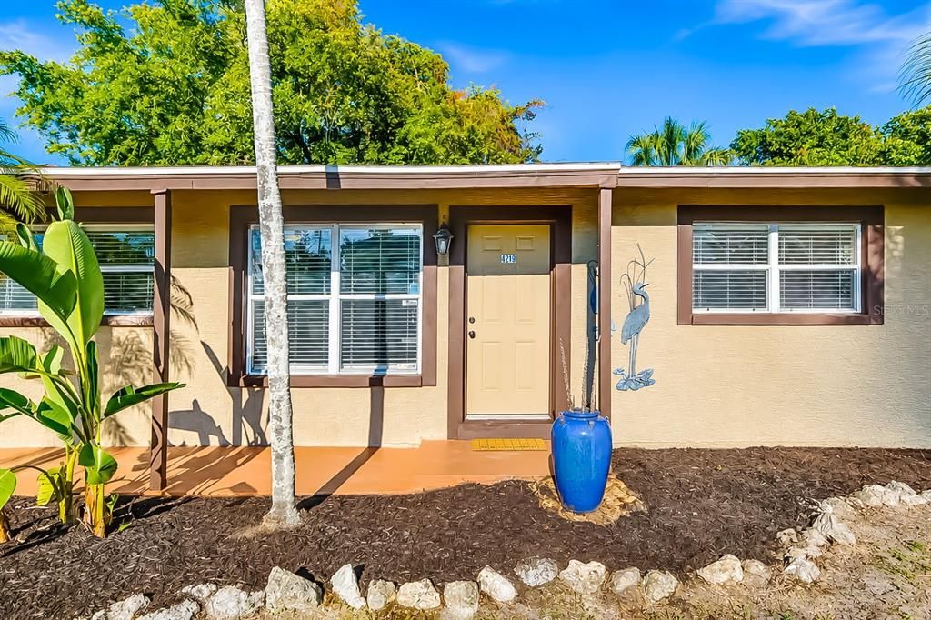 For Sale: $325,000 (2 beds, 1 baths, 1010 Square Feet)