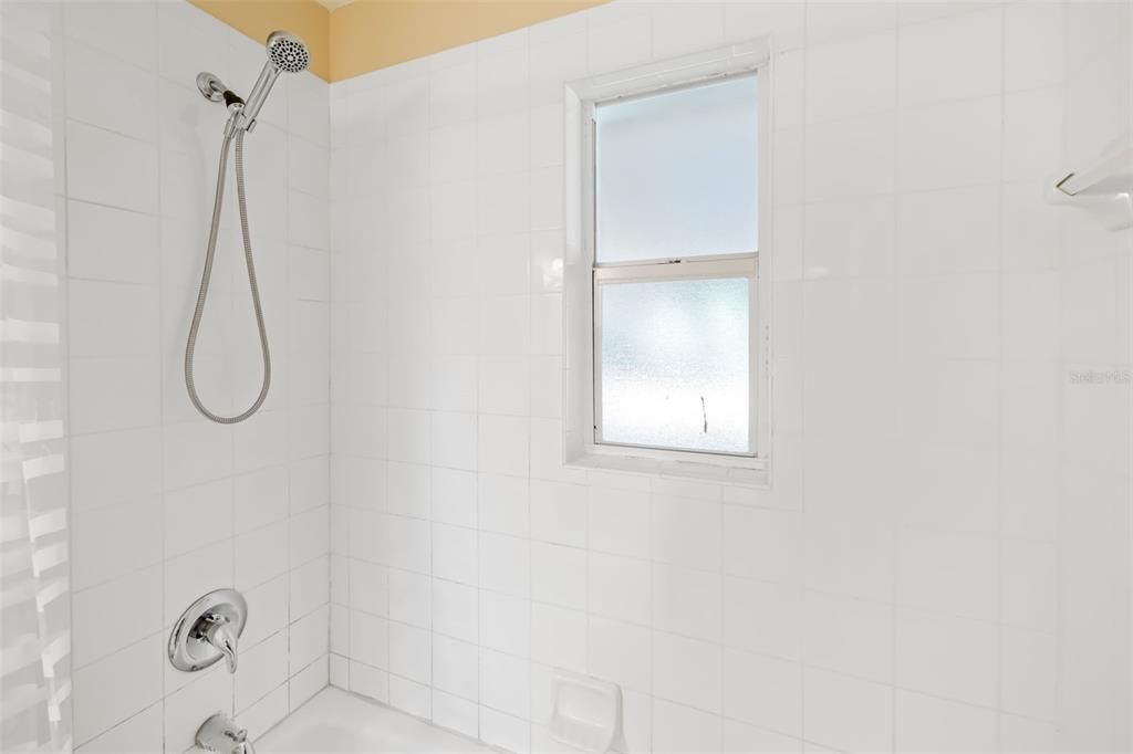 For Sale: $325,000 (2 beds, 1 baths, 1010 Square Feet)
