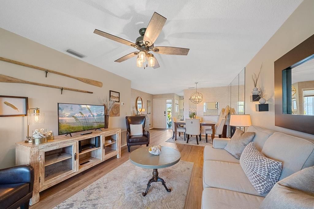 For Sale: $319,000 (2 beds, 2 baths, 1096 Square Feet)
