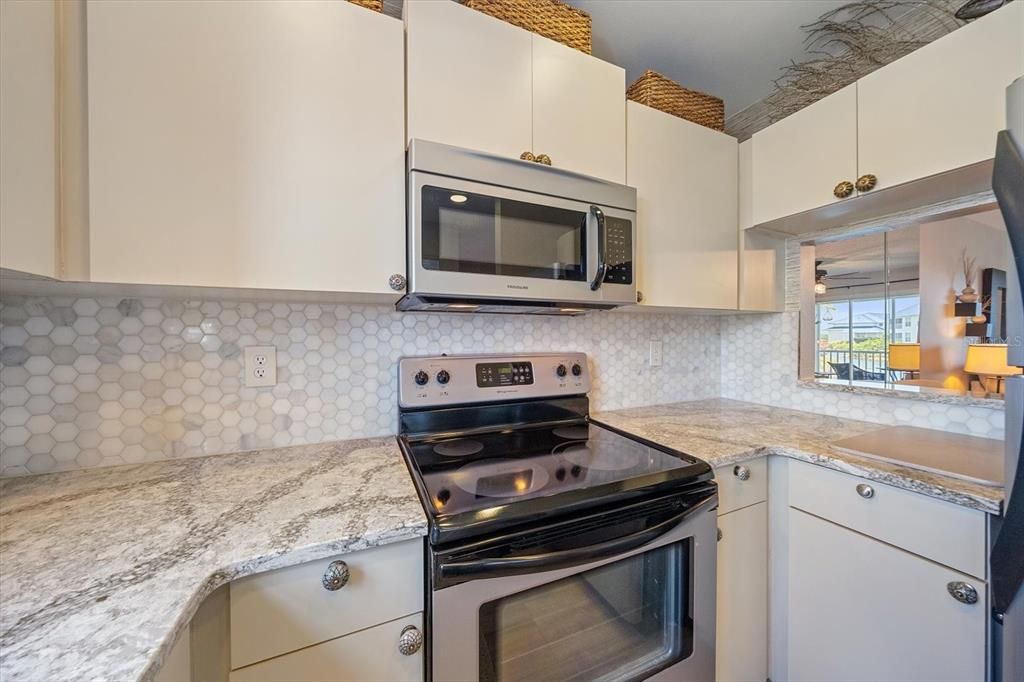 For Sale: $319,000 (2 beds, 2 baths, 1096 Square Feet)
