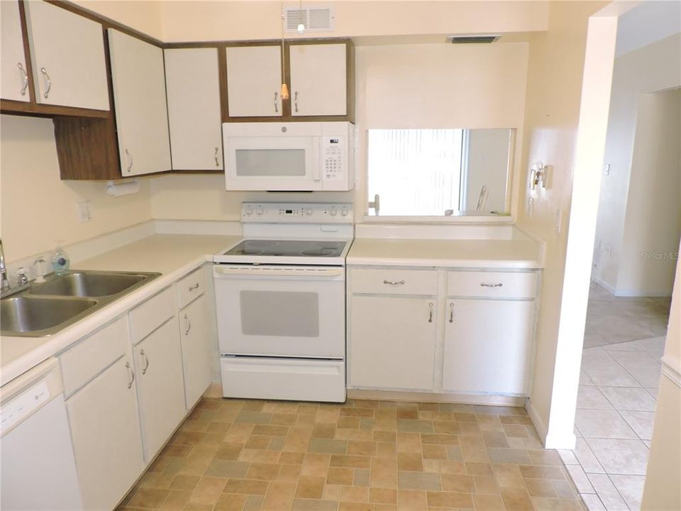 For Sale: $84,900 (2 beds, 2 baths, 1085 Square Feet)