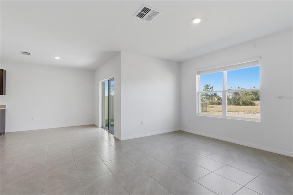En Venta: $399,000 (4 camas, 2 baños, 1828 Pies cuadrados)