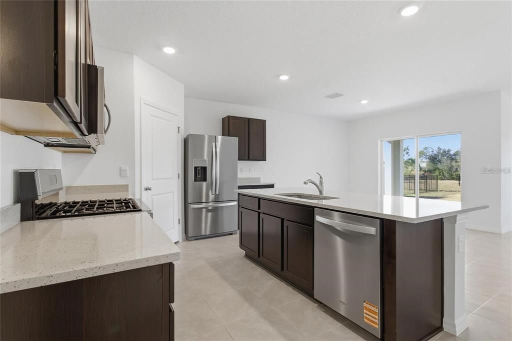 En Venta: $399,000 (4 camas, 2 baños, 1828 Pies cuadrados)