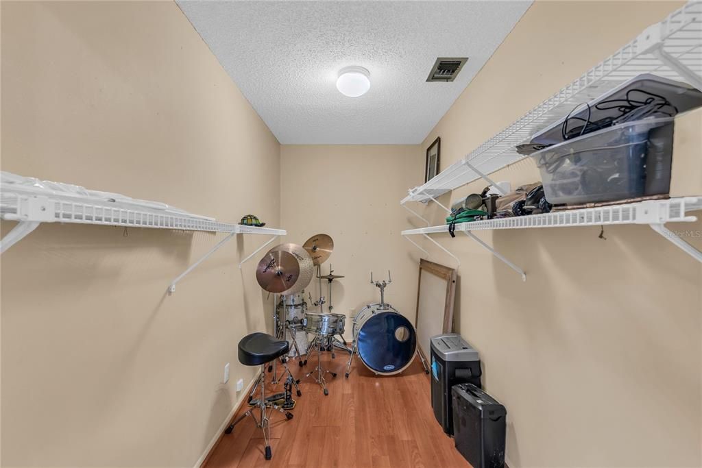 For Sale: $377,000 (3 beds, 2 baths, 1320 Square Feet)