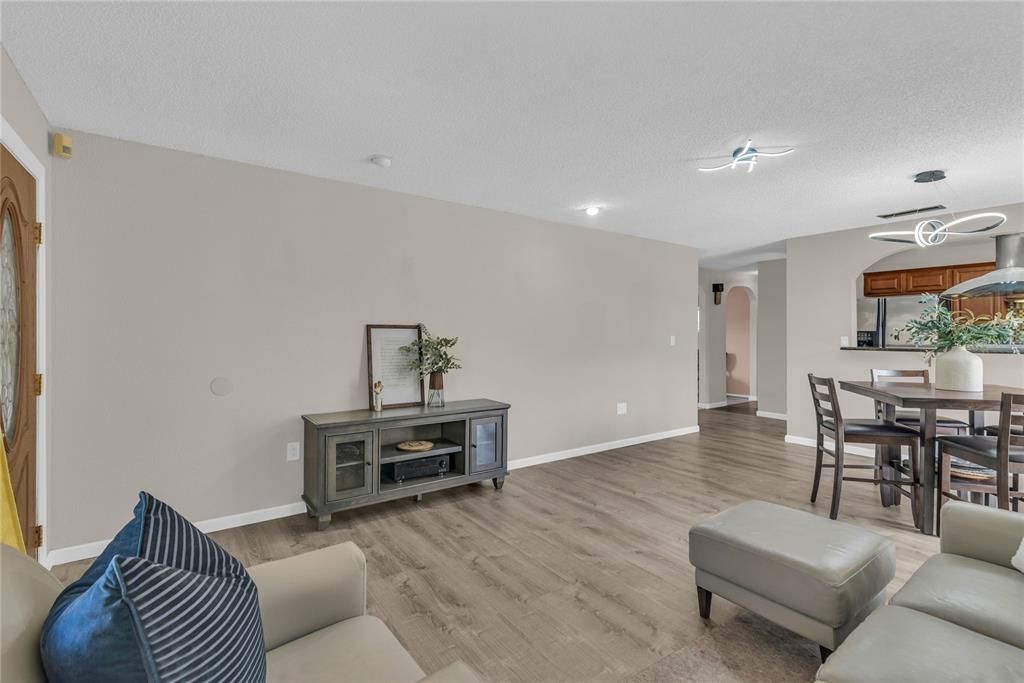 For Sale: $377,000 (3 beds, 2 baths, 1320 Square Feet)