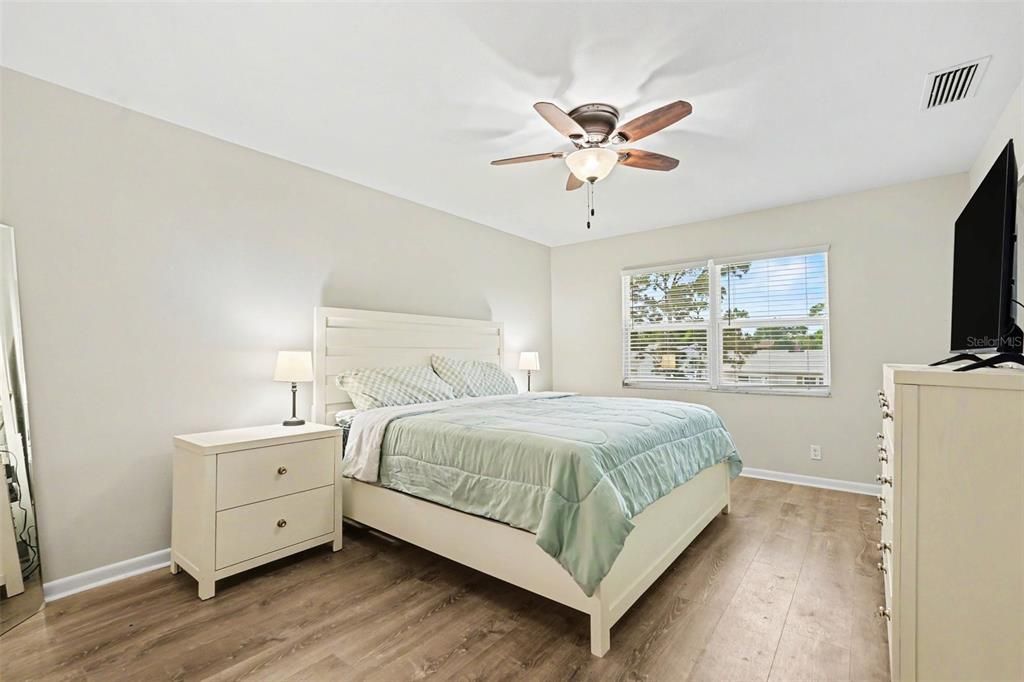 For Sale: $239,000 (2 beds, 2 baths, 1180 Square Feet)