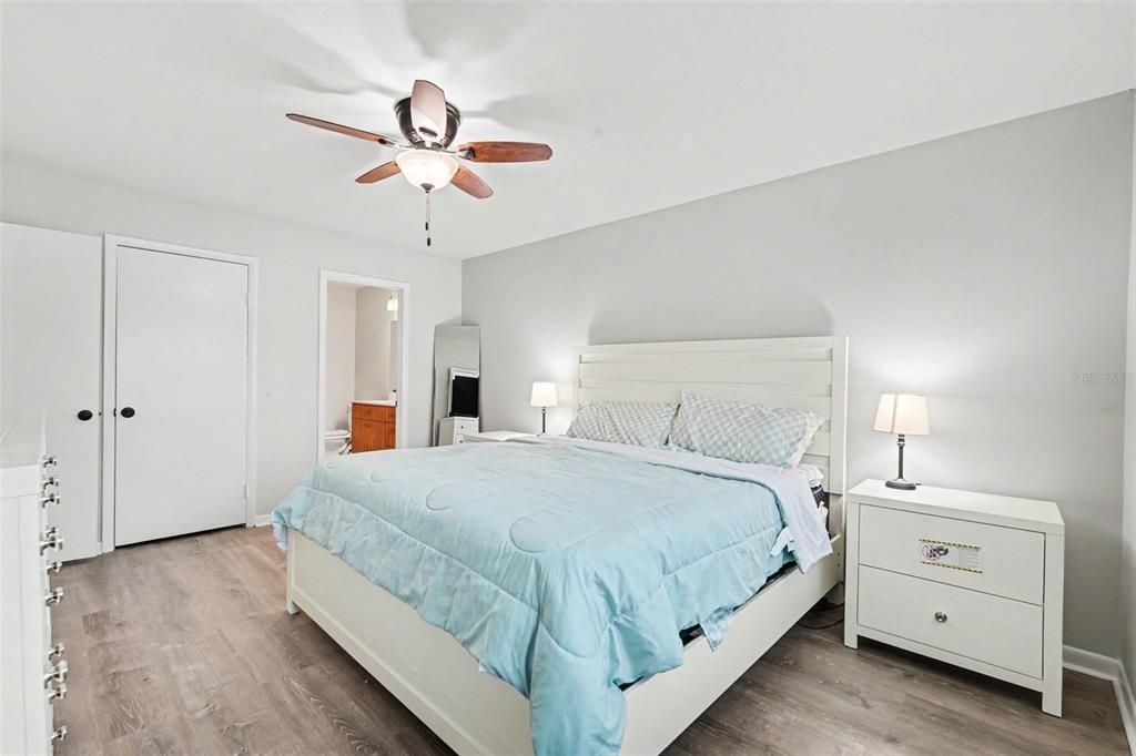 For Sale: $239,000 (2 beds, 2 baths, 1180 Square Feet)