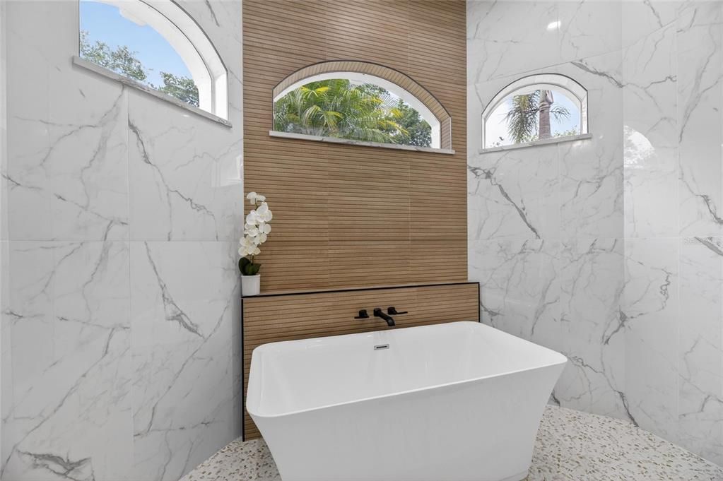 Activo con contrato: $1,350,000 (4 camas, 4 baños, 3738 Pies cuadrados)