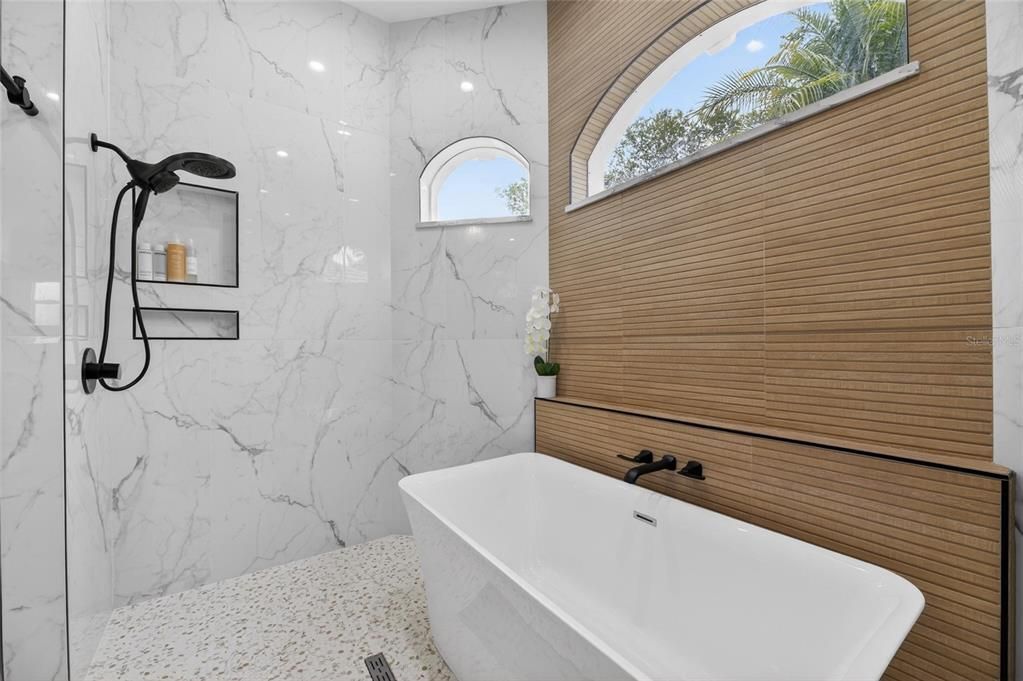 Activo con contrato: $1,350,000 (4 camas, 4 baños, 3738 Pies cuadrados)
