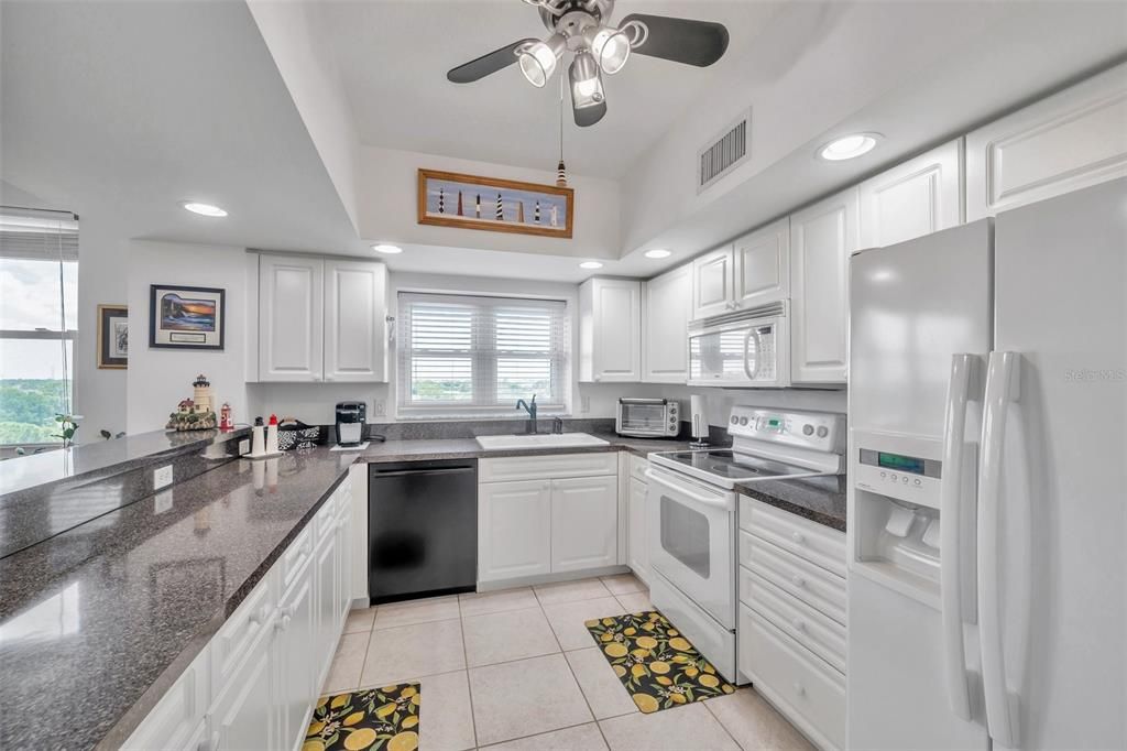 На продажу: $425,000 (3 спален, 2 ванн, 1801 Квадратных фут)